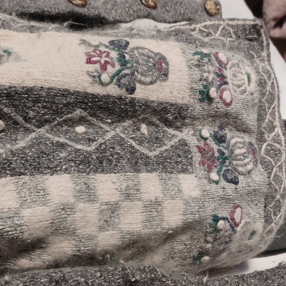 ID distinctions vintage gray silk/angora blend sweater w/embroidered flowers M - Picture 3 of 6